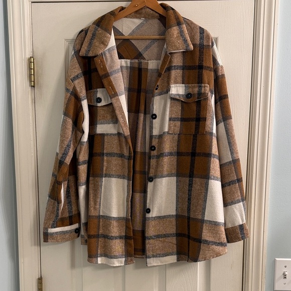 Jackets & Blazers - XXL Women’s Plaid Button-Up Shacket